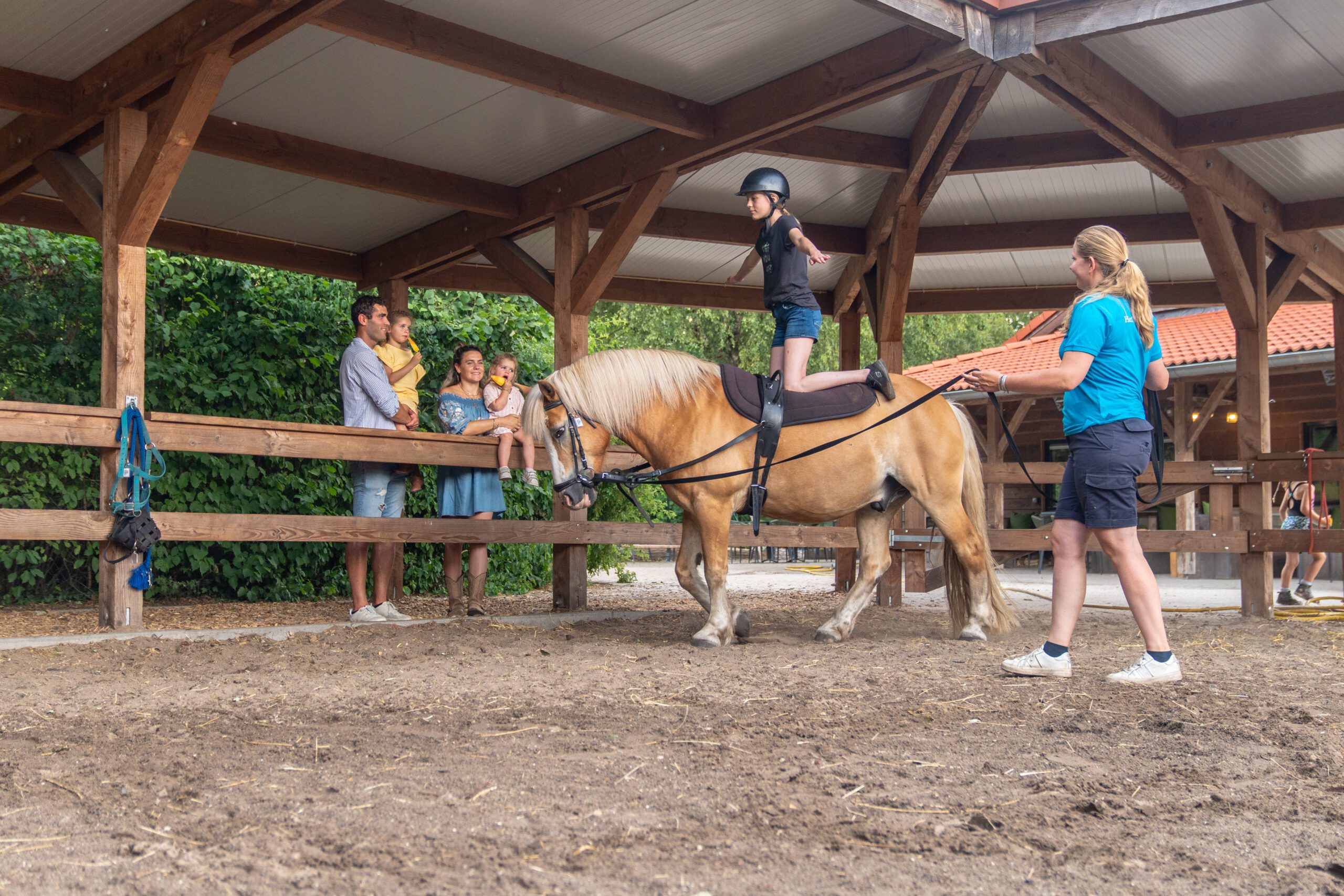 Kind rijdt pony op Land van Bartje bij de ponyranch.