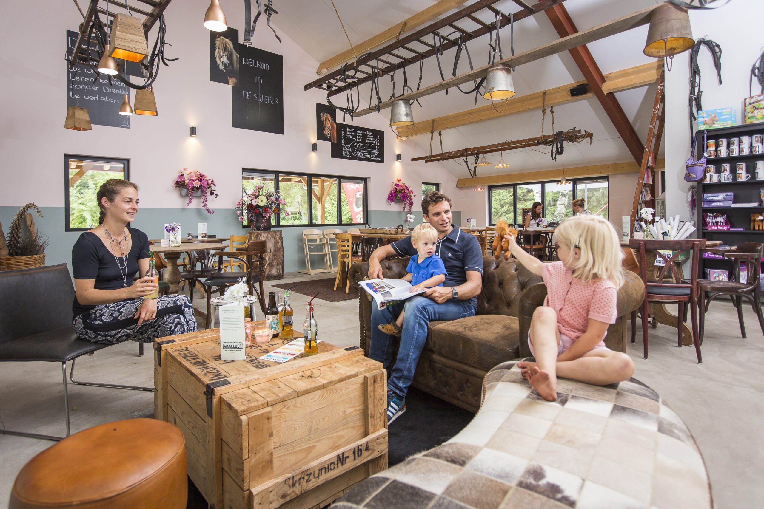 Gezellig met familie binnen bij Paviljoen de Swieber