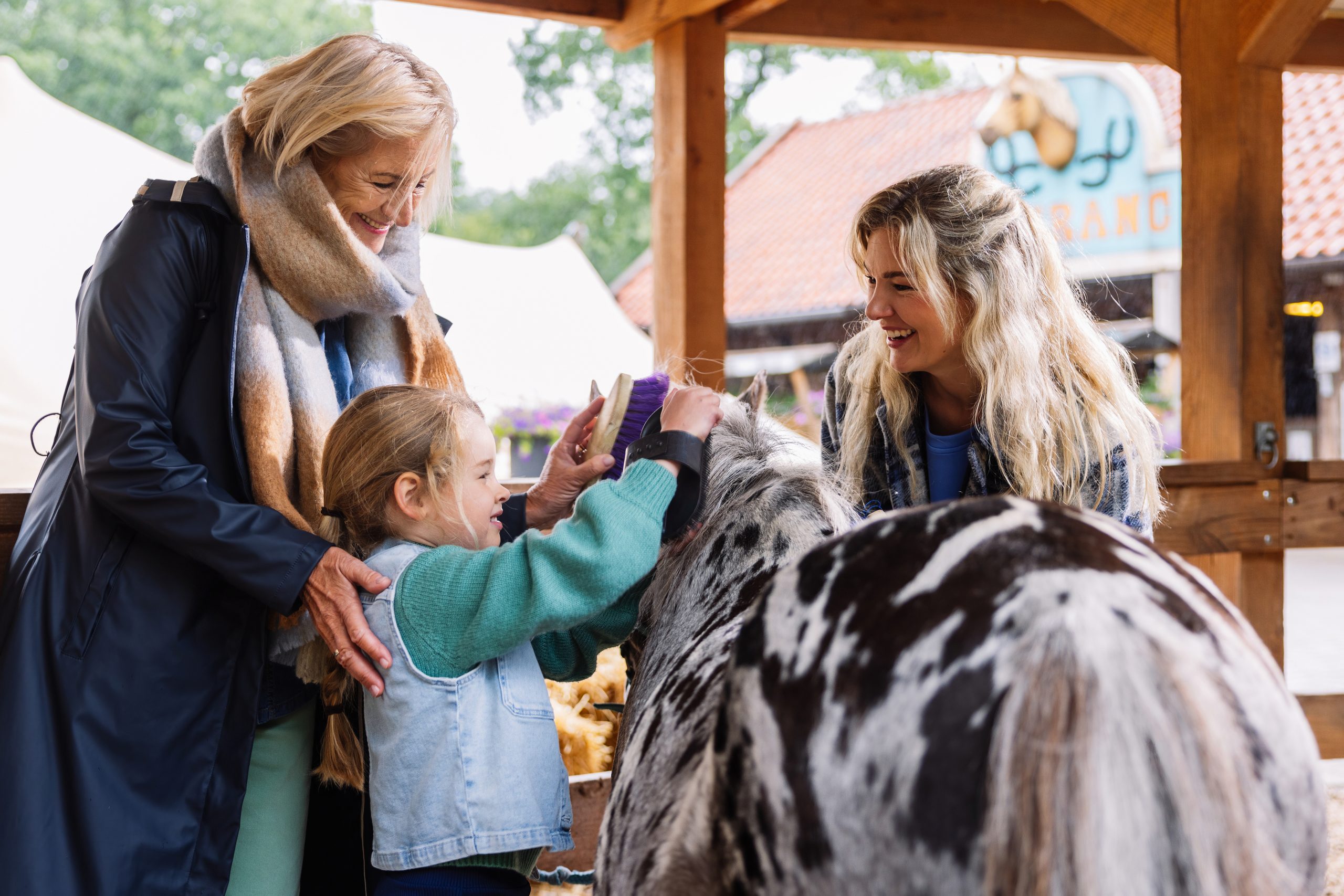Meisje met een pony op Land van Bartje bij de ponyranch.