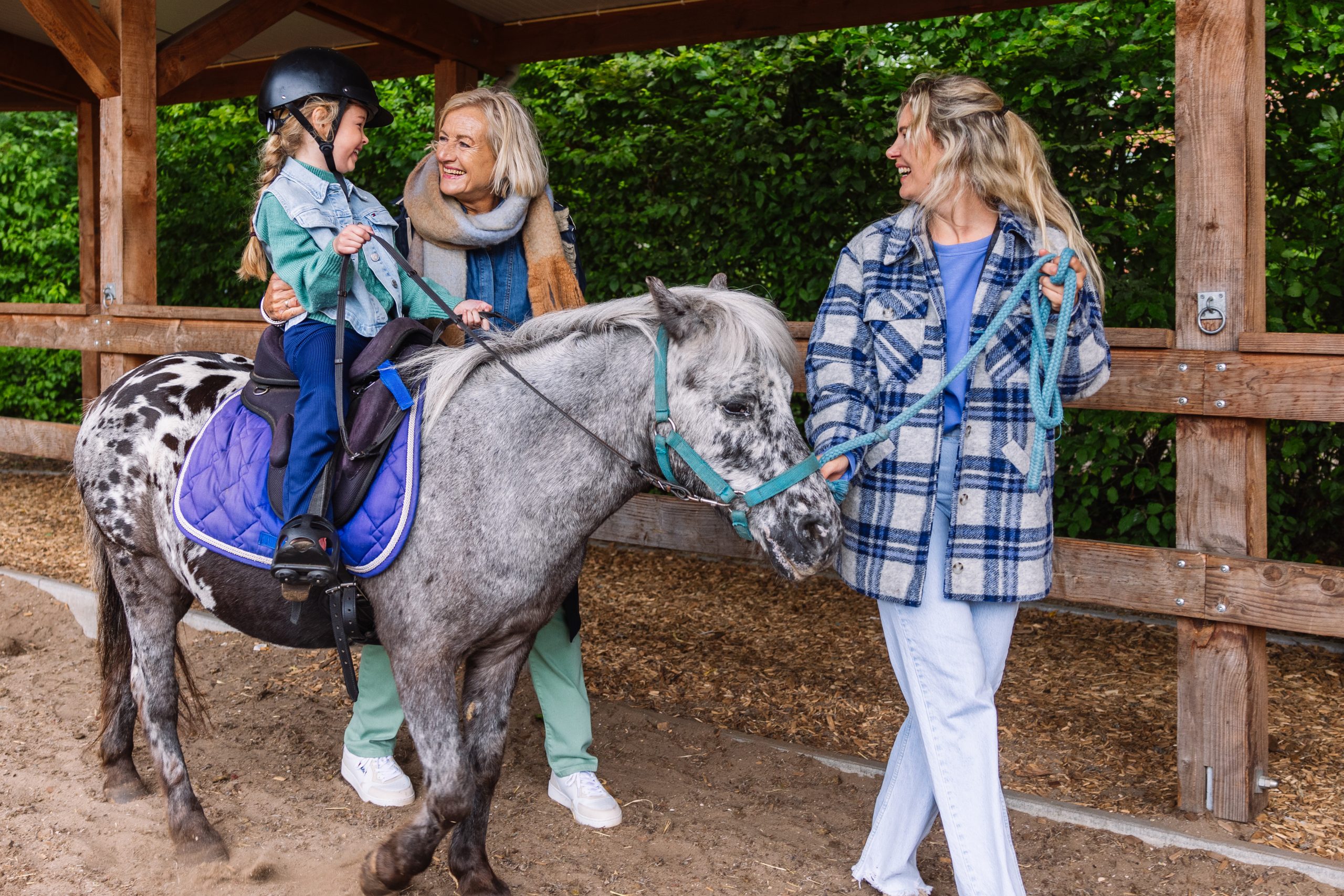 Pony’s en mensen bij de ponyranch van Land van Bartje.