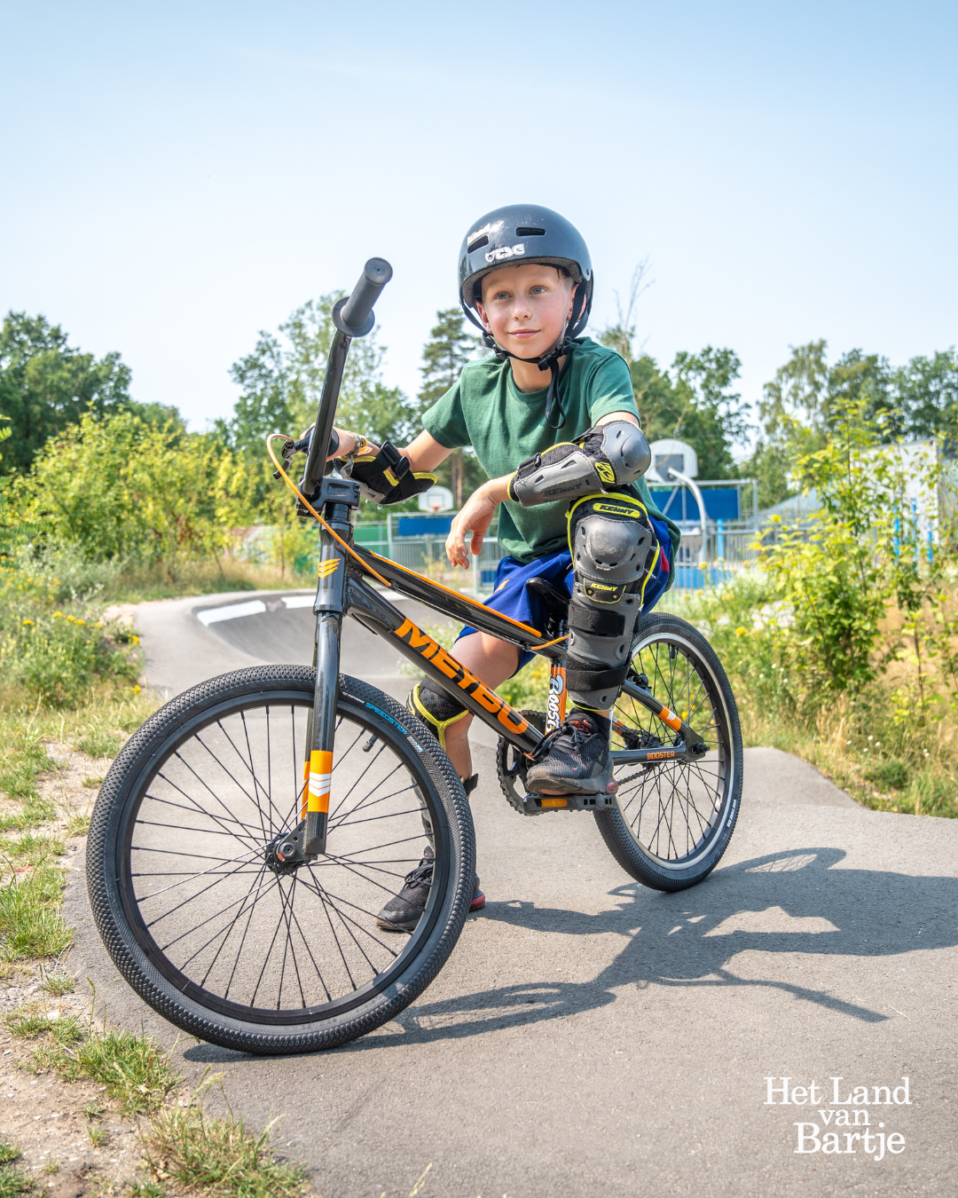Kind rijdt op een BMX-fiets bij de fietsverhuur van Land van Bartje.