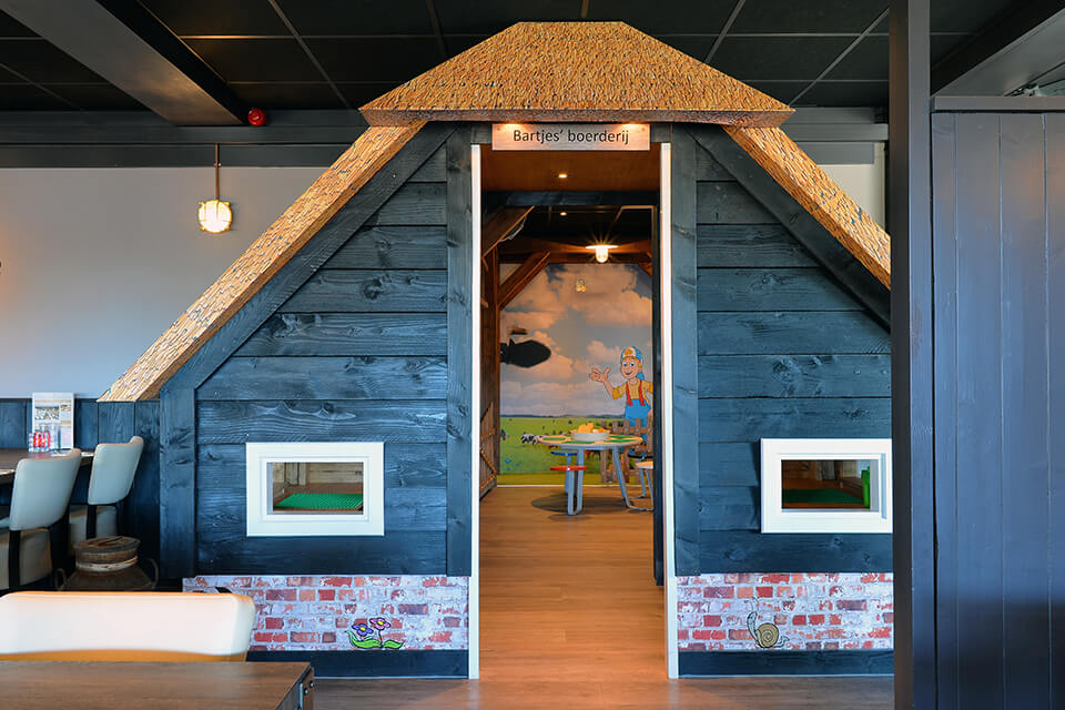 Bartjes Boerderij met speelruimte voor kinderen in het restaurant.