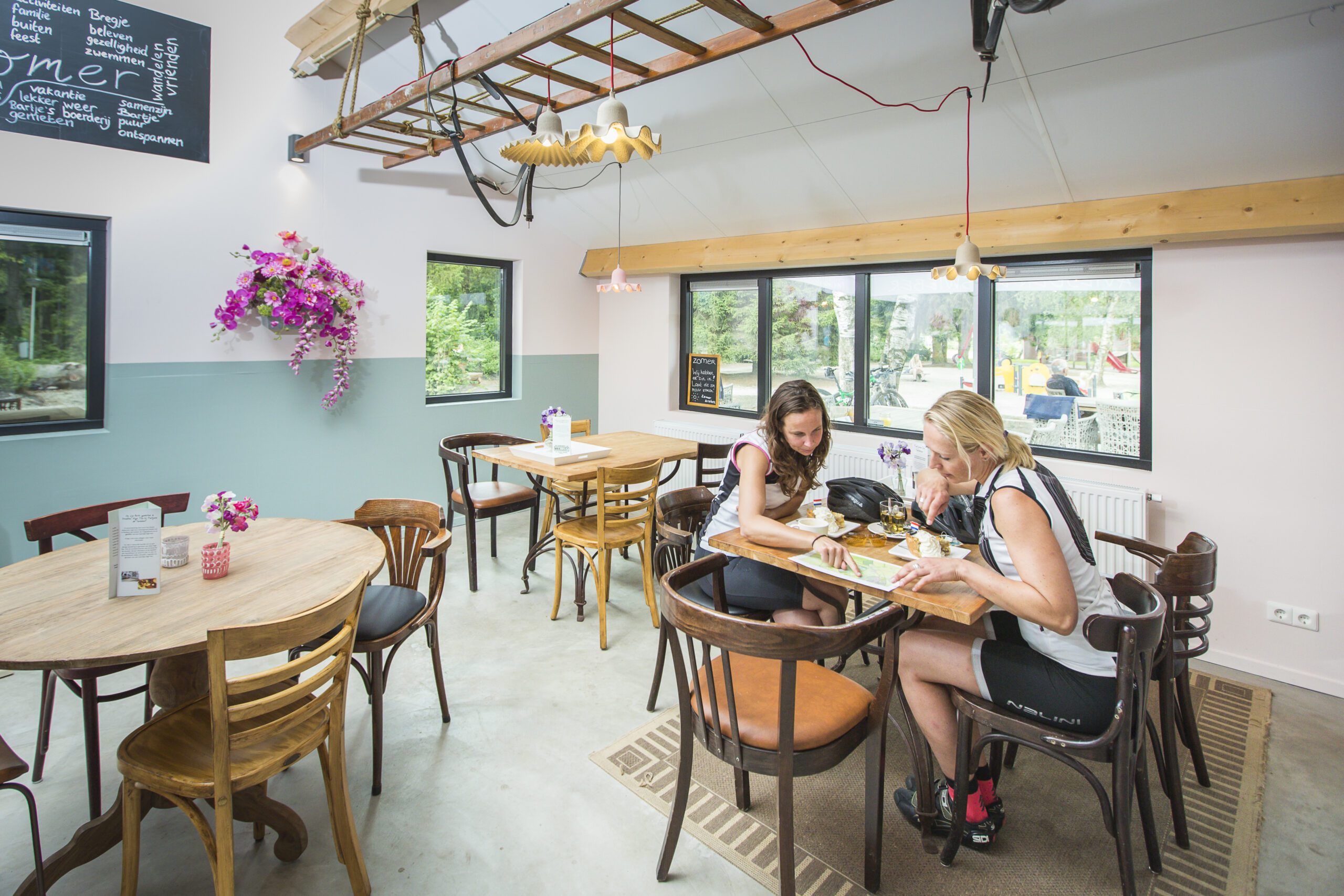 Restaurant Land van Bartje met gasten die eten aan tafel.
