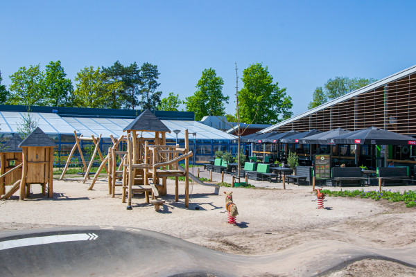 Speeltuin met terras bij Het Smulpunt, één van de restaurants op vakantiepark in Drenthe.