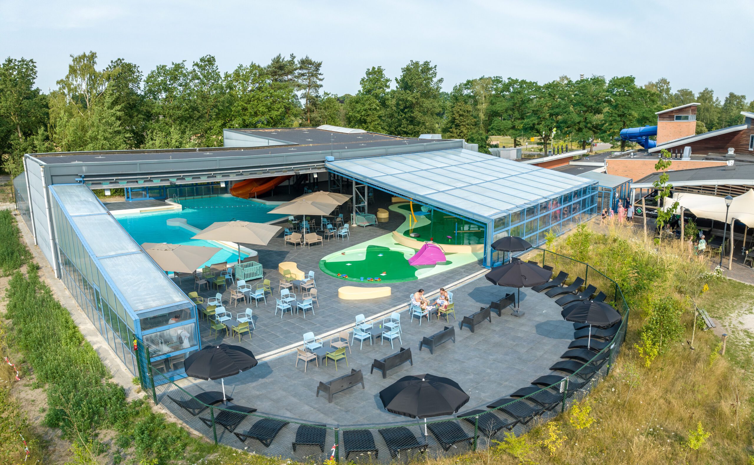 Open dak, terras en buitenbad bij het Land van Bartje zwembad.