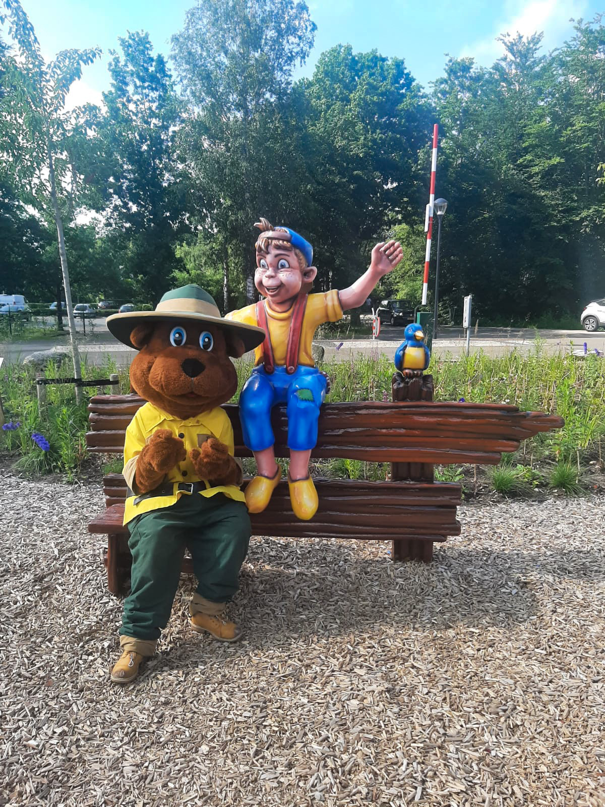 Bartje en Bollo zitten op een bankje in een vakantiepark in Drenthe.