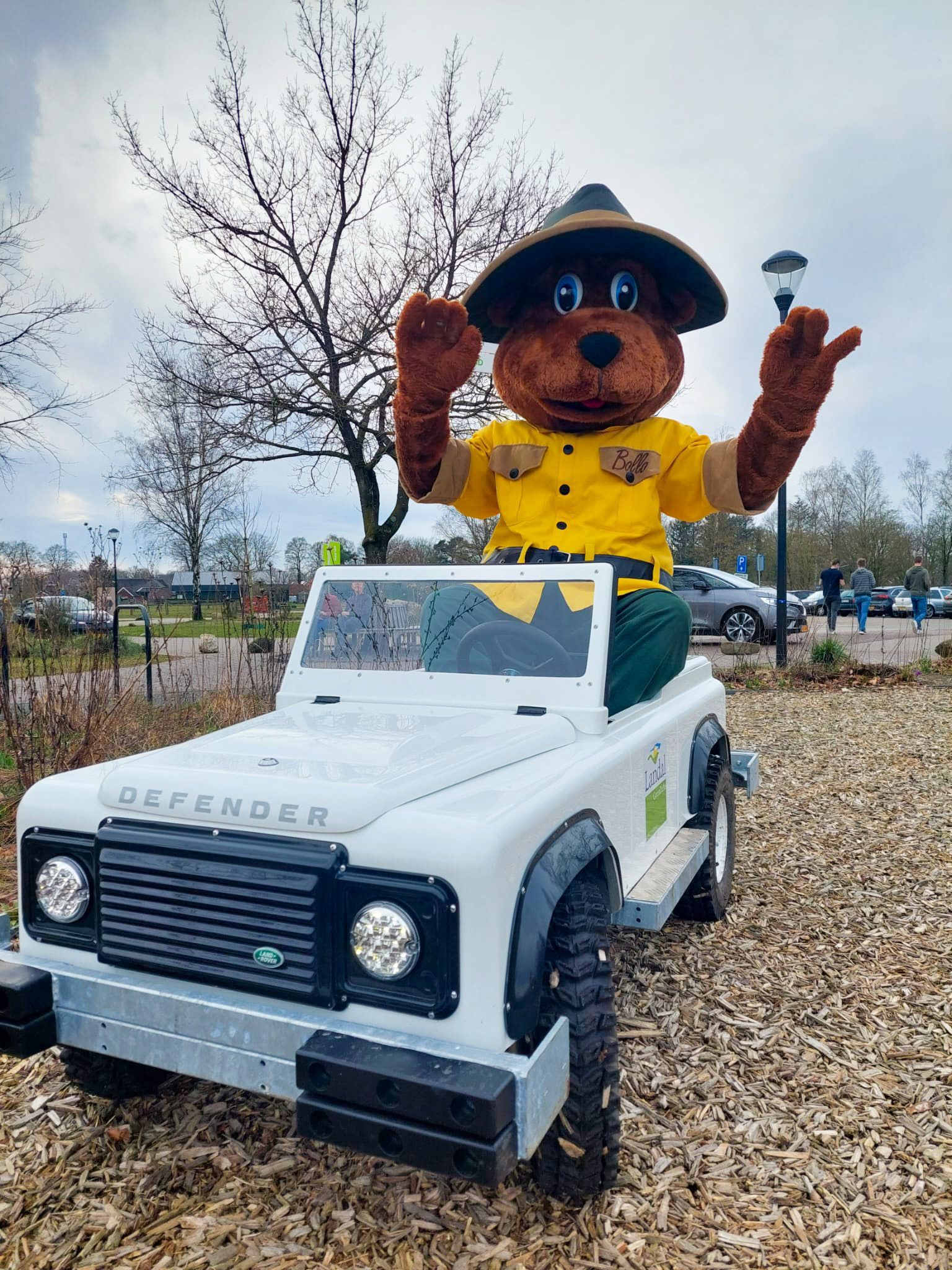 Bollo in een Defender bij de fietsverhuur van Land van Bartje.