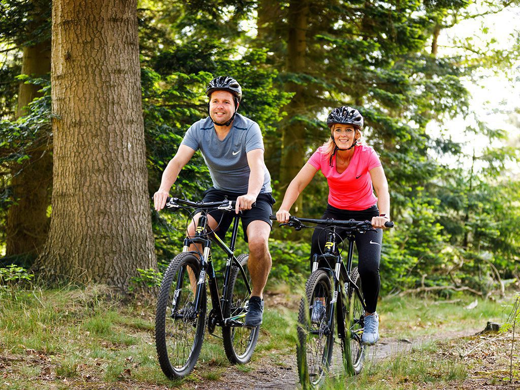 Fietsen in het bos bij de fietsverhuur van Het Land van Bartje.
