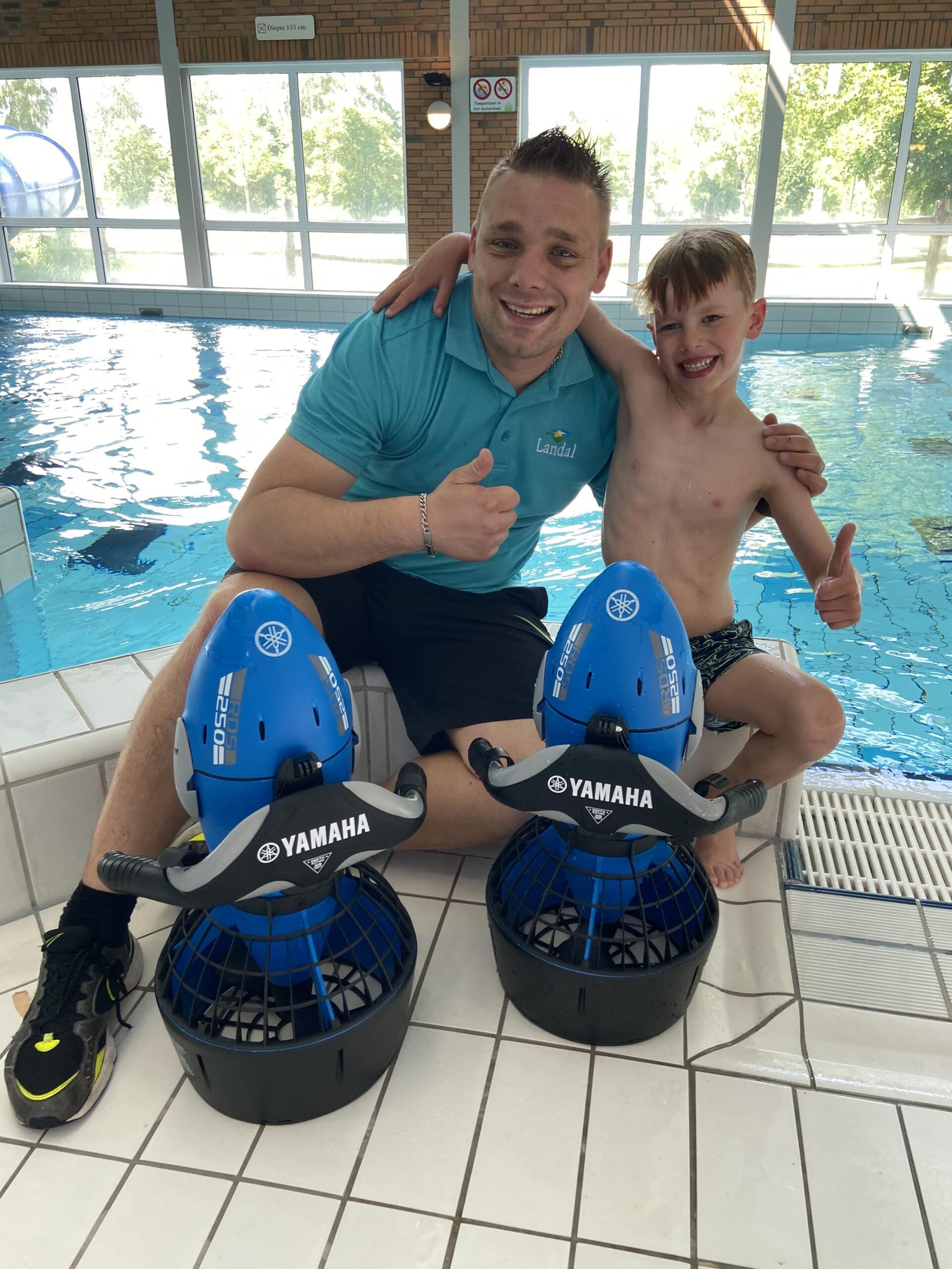 Kind speelt met waterscooter in het Land van Bartje zwembad.