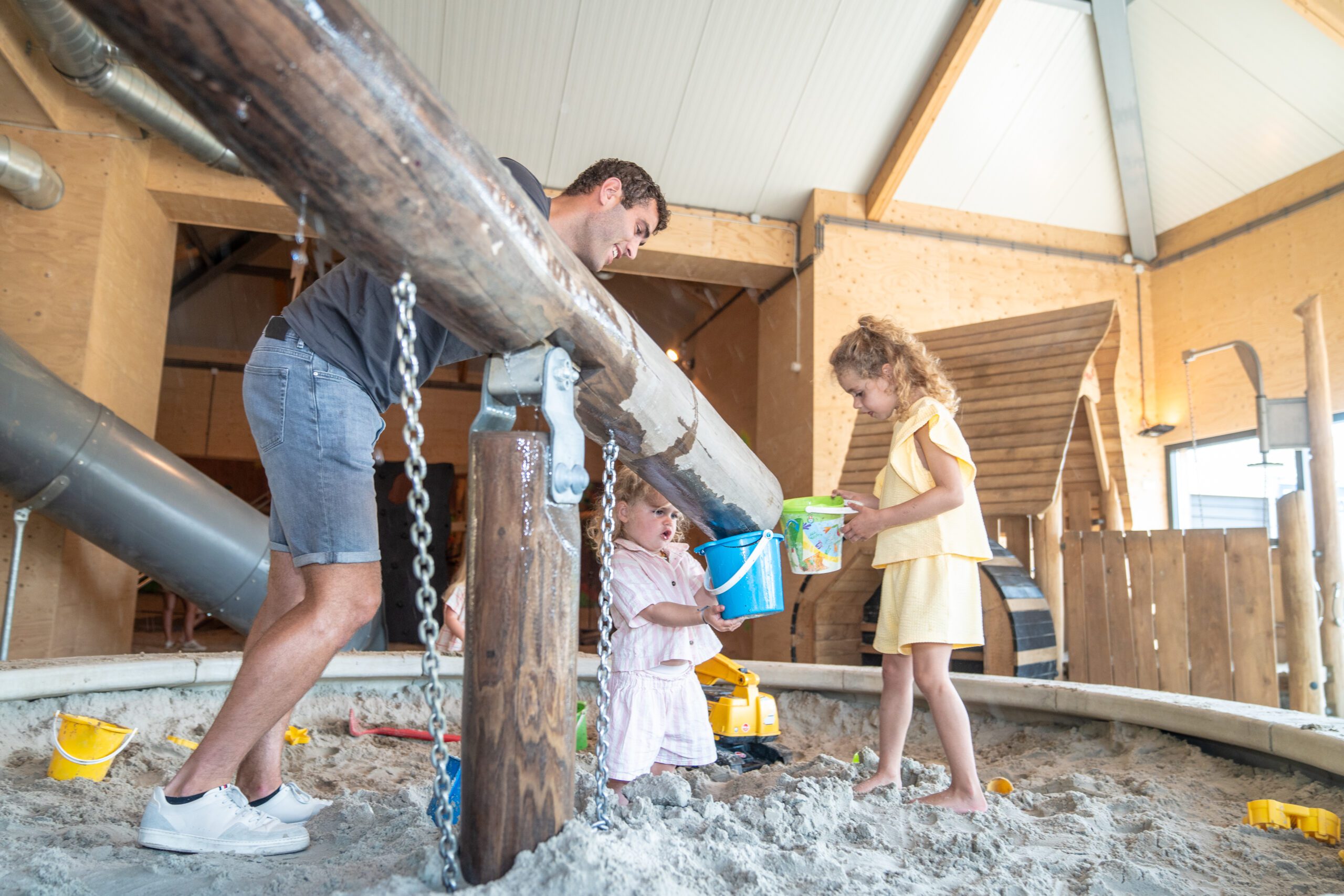 Kinderen spelen in de zandbak bij één van de restaurants op Land van Bartje.