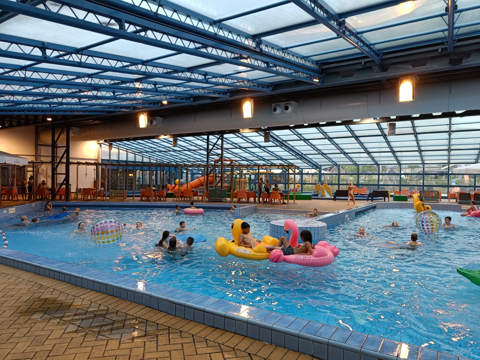Kinderen maken plezier tijdens poolparty in Land van Bartje zwembad